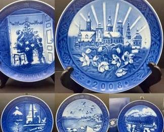 (5) Early 2000s Royal Copenhagen Plates
2004 Royal Copenhagen "Awaiting The Christmas Train" Christmas Plate with box 
2006 Royal Copenhagen "Kronberg Castle" Christmas Plate with booklet & CERTIFICATE OF AUTHENTICITY 
2001 Royal Copenhagen Denmark Annual Christmas Plate Watching the Birds
2008 Royal Copenhagen Christmas Plate With Box with booklet 
2000 Royal Copenhagen Porcelain Christmas Plate - Trimming the Tree with box & booklet
7" diameter no cracks or chips 
SHIPPING -
MINIMUM HANDLING FEE $10