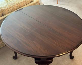 Lovely Dark Wood Dining Table With (2) Leaf And Table Covers