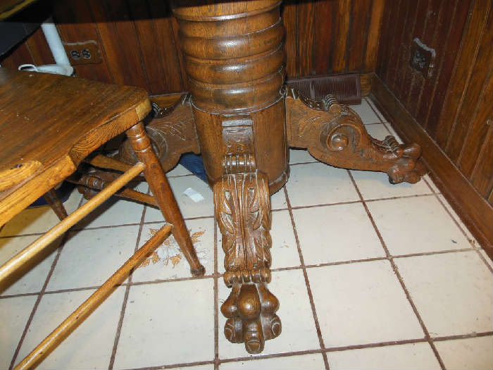 1800's Solid Oak Round Table,Amazing Pedestal Table,Hand Carved
Footed.