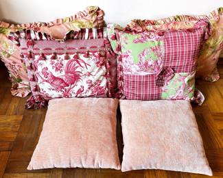 6 Throw Pillows
Lot #: 113