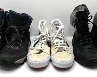 3 Pairs Men's Shoes: North Face Boots (Size 9), Uggs Vibram Boots (Size 9) & Vans Sneakers (Size 11.5)
Lot #: 24