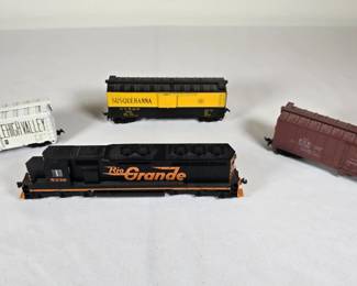 HO Scale Train Locomotive & Cars