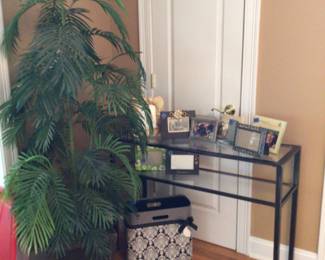 Faux palm tree, sofa table in metal with 2 glass shelves, baskets & frames