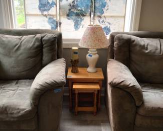 Nesting tables, lamp, artwork & couches