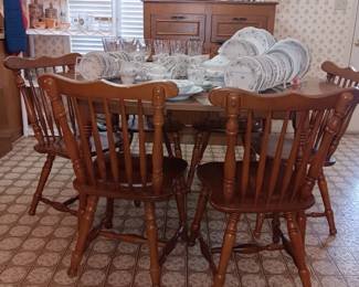 Maple Dining Table with 6 chairs. 2.leaves