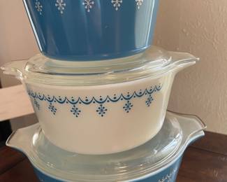 Vintage Pyrex Snowflake Garland Covered casseroles with lids