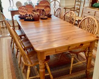 Ethan Allen Dinning Room Table with 2 Leafs & 8 Chairs 