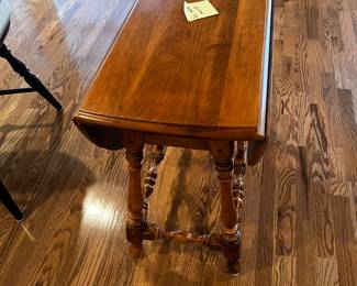 Ethan Allen Colonial William & Mary Style Butterfly Drop Leaf Table