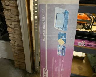 Outdoor projection screen in excellent condition