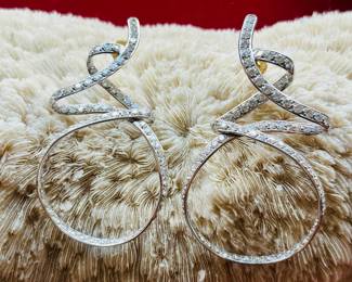 A Fabulous pair of ladies 18k white gold & diamond earrings, 10ctw+ 