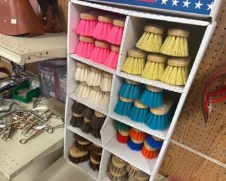 LOT OF GROOMING BRUSHES