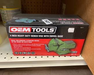 OEM TOOLS 4IN HEAVY DUTY BENCH VISE WITH SWIVEL BASE