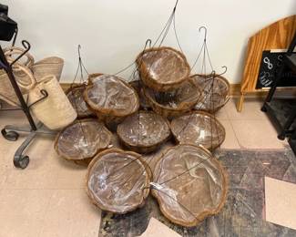 LOT OF HANGING BASKETS