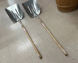 2 A.M LEONARD SCOOP SHOVEL ALUMINUM
