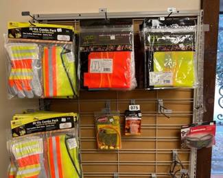 LOT OF HIGH VISIBILITY VEST, GLOVES AND HARD HATS