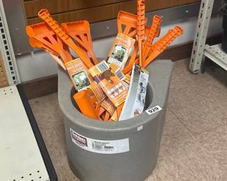 HORSE STALL WATERER AND FUN FEEDER