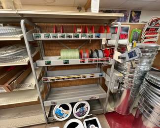 DISPLAY SHELF WITH CHAIN LINK CUTTER