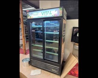 TRUE SLIDING DOOR REFRIGERATOR FRESHPET SIGNAGE