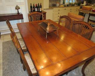 Beautiful draw-leaf table