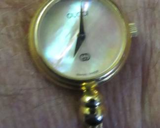 Gucci 2700L watch mother of pearl dial