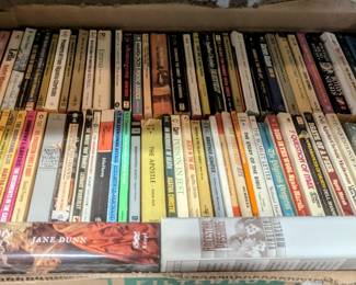 Tons of books! Lots of Agatha Christie and other mystery books