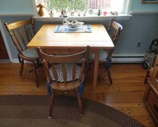 Cozy dining set seats 4