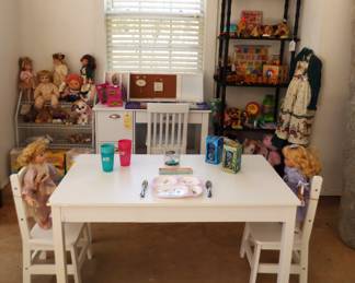 Childs table with 2 chairs 