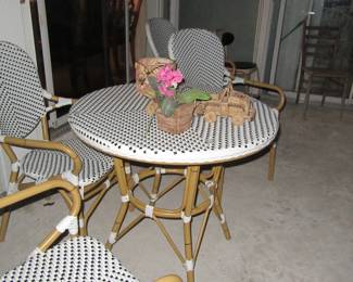 Lynn round table and chairs