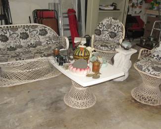 Lynn patio set