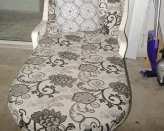Lynn chaise with cushion