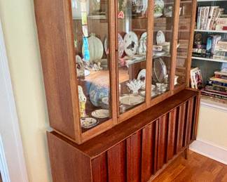 Lane Mid-Century MCM Walnut Dining Room Set - Includes Dining Table w/8 Chairs and Matching China Cabinet