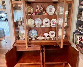 Lane Mid-Century MCM Walnut Dining Room Set - Includes Dining Table w/8 Chairs and Matching China Cabinet