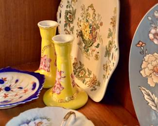 Variety of collectible pottery, art glass and vintage ceramic pieces.