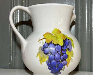 Variety of collectible pottery, art glass and vintage ceramic pieces.