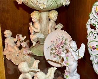 Variety of collectible pottery, art glass and vintage ceramic pieces.