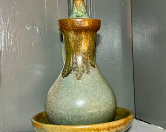 Variety of collectible pottery, art glass and vintage ceramic pieces.