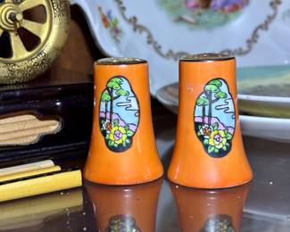 Variety of collectible pottery, art glass and vintage ceramic pieces.