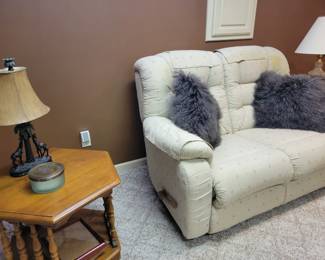 Dual reclining loveseat