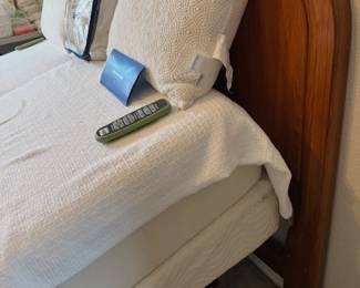 Mattress King 2 Twin Temperpedic remote lift that makes a KING bed