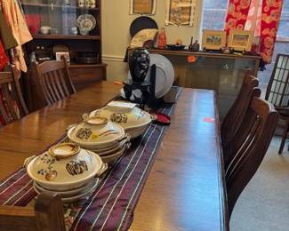 Beautiful and well taken care 6 chairs with leaf _ Dining Room Table