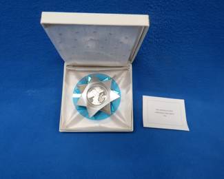 Lot 324. 1976 Franklin Mint Christmas sterling silver ornament. Total weight of medallion and sterling silver decorative stars is 46.5 grams.