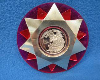 Lot 325. 1972 Franklin Mint Christmas ornament. Total weight of sterling silver medallion and sterling silver decorative stars is 46.5 grams.