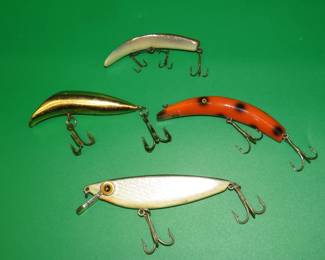 Lot 482. Unidentified 4 7/8" Flatfish. Helin U20 Flatfish. Unidentified Canadian Wiggler-style gold 3 3/4"bait. 4 3/4" tipped minnow bait tagged "Trader Bay."