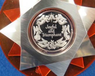 Lot 326. 1973 Franklin Mint Christmas ornament. Total weight of sterling silver medallion and sterling silver decorative stars is 46.5 grams.