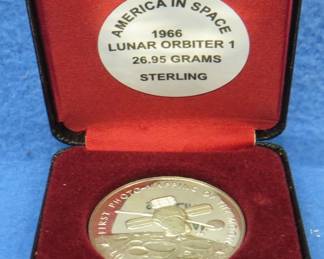 Lot 329. America in Space 1966 Lunar Orbiter 1 sterling silver medallion. Total weight 26.95 grams.