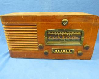 Lot 275. Vintage table-top Truetone tube radio for parts or repair