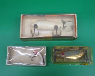 Lot 331. Bomber bait in a box marked 558, a Storm Texas Shad in the box, and a Helin fly rod flat fish in the box