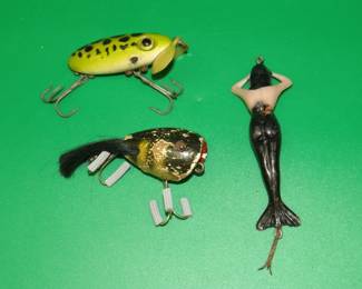 Lot 477. Three baits: Vintage CCBC wooden Dingbat with one glass eye, Fred Arbogast Frog Jitterbug, Mermaid lure.