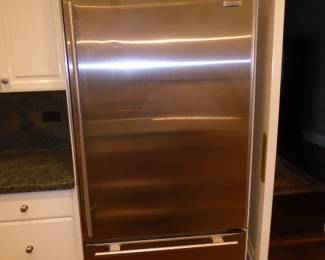 Sub-Zero Refrigerator/Freezer
$675.00. Model: 650/S 3, MFD: 2/2009.