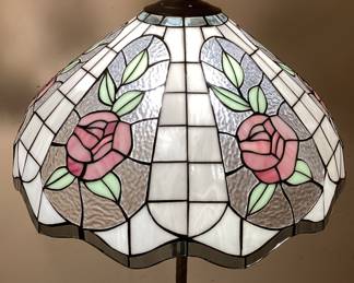 TIFFANY STYLE STAINED GLASS FLOOR LAMP